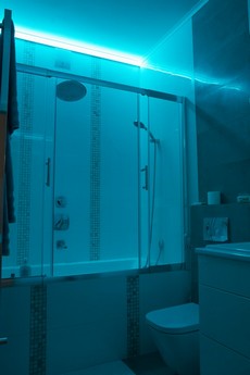 Многоцветная светодиодная подсветка в ванной комнате