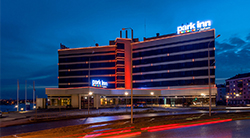 Многоцветная контурная подсветка фасада отеля